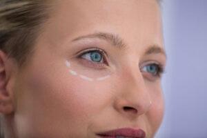 Mehr über den Artikel erfahren Warum Concealer bei Augenringen oft nicht reicht